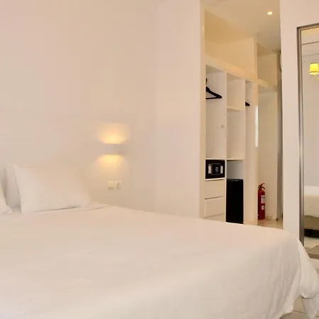 Nicolas Aparthotel 3*