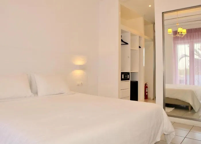 Nicolas Aparthotel 3*